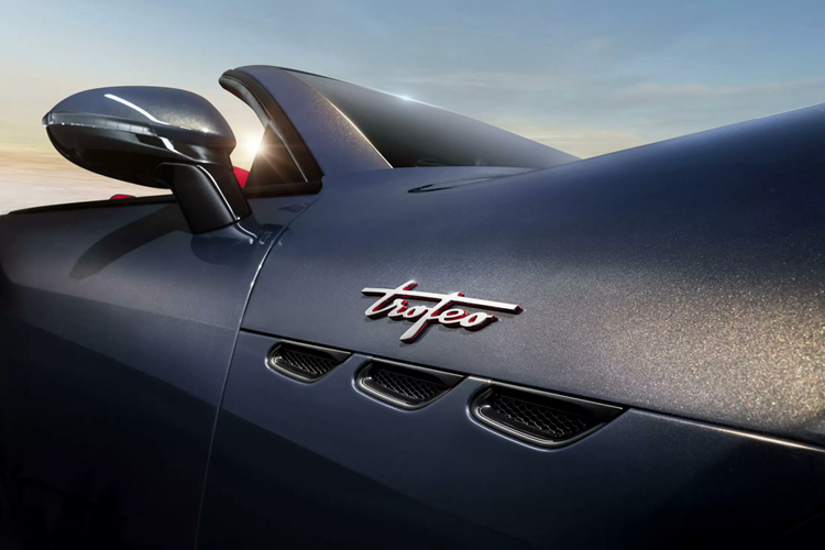 Maserati cung cấp cho khách hàng 5 lựa chọn màu sắc của chất liệu vải mui, bao gồm đen, xanh dương, xám, đỏ và một màu đặc biệt mà hãng xe Italia gọi là “greige”.