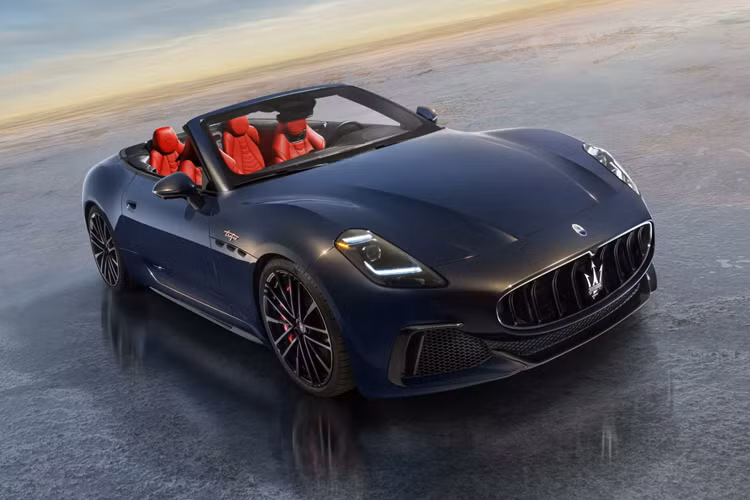 Maserati sản xuất GranCabrio 2024 tại Italia, dự kiến sẽ bán ra sớm nhất vào mùa hè năm nay. Giá xe Maserati GranCabrio 2024 mui trần chưa được công bố, tuy nhiên nhiều khả năng sẽ cao hơn so với cấu hình Trofeo của bản mui cứng GranTurismo, vốn có giá khởi điểm khoảng 190.000 USD (tương đương 4,7 tỷ đồng).