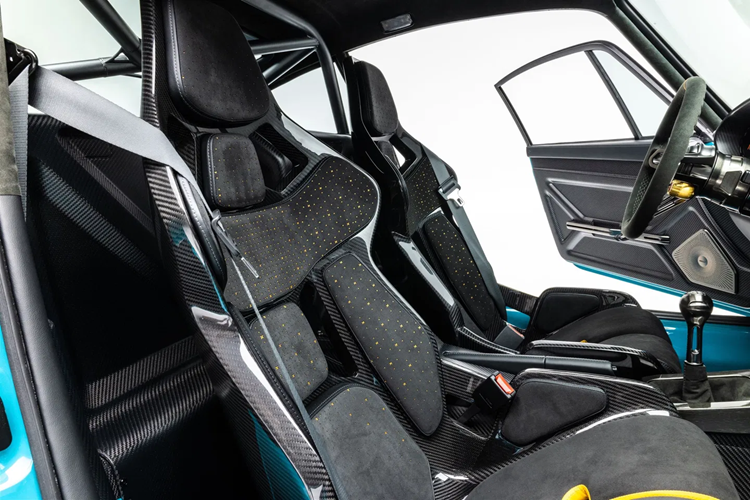 Động cơ của xe cũng được trang bị thân ga đặc biệt, ống nạp mới và nhiều bộ phận titan nhẹ khác nhau để giúp tăng độ phản hồi cho động cơ của xe. Xe cũng được trang bị phần hộp số sàn hứa hẹn đem lại trải nghiệm ấn tượng cũng như “hoang dã” cho chủ sở hữu của chiếc xe cổ điển.