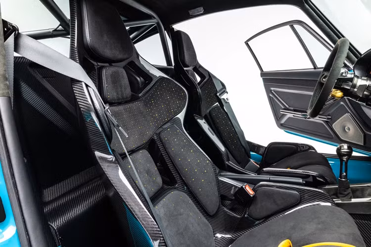 Động cơ của xe cũng được trang bị thân ga đặc biệt, ống nạp mới và nhiều bộ phận titan nhẹ khác nhau để giúp tăng độ phản hồi cho động cơ của xe. Xe cũng được trang bị phần hộp số sàn hứa hẹn đem lại trải nghiệm ấn tượng cũng như “hoang dã” cho chủ sở hữu của chiếc xe cổ điển.