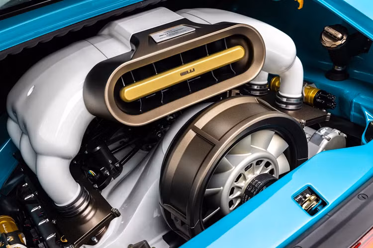 Khoang nội thất của xe cũng được thiết kế độc đáo với bộ ghế thể thao được làm bằng vật liệu sợi carbon và bảng điều khiển được bọc bằng carbon.