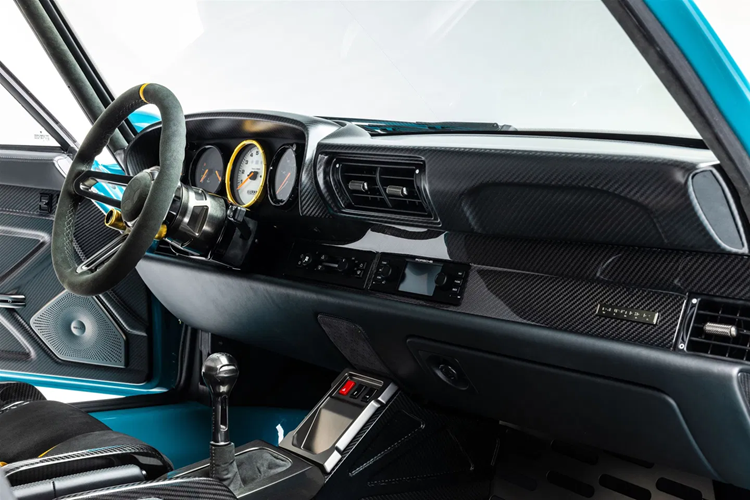 Ngoài ra chiếc xe còn có đèn pha và đèn chạy ban ngày LED màu cũng như mui xe được thiết kế lại với bộ hút gió cỡ lớn. Gunther Werks cũng đã trang bị cho xe bộ mâm magie nguyên khối với đĩa khí động học, cánh lướt gió kiểu đuôi vịt, bộ khuếch tán và ống xả in 3D. Xe cũng được trang bị thêm một thanh đèn LED ở phía sau.