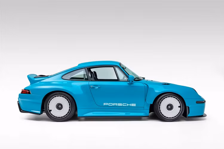 Gunther Werks GWR Porsche 911 độ này đã được đại tu lại thiết kế bên ngoài của 993 mà không quá phô trương hay hiện đại, vẫn tiếp tục duy trì được nét hoài cổ của chiếc xe thể thao Đức. Hãng độ đã chế tạo phần cản trước mới cho chiếc xe thể thao với bộ chia màu đen và khe hút gió được mở rộng.