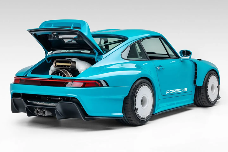 Gunther Werks cũng đã lắp đặt vô lăng bọc Alcantara tuyệt đẹp và hoàn chỉnh với hai đồng hồ đo bằng vàng và điểm đánh dấu 12 giờ bằng vàng.