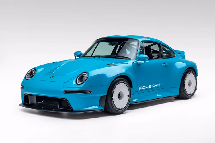Chiếc xe Gunther Werks GWR Porsche 911 hoài cổ này đã được giới thiệu tại Tuần lễ xe hơi Monterey gần đây ở California. Chiếc 911 này sở hữu phần thân xe nhẹ được làm hoàn toàn từ sợi carbon, từ đây duy trì trọng lượng tổng thể của xe chỉ ở mức 1.080 kg.
