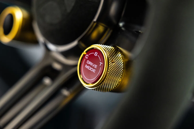 Mẫu xe cũng đã được tăng chiều dài cơ sở thêm 30 mm so với chiếc 993 thông thường và hệ thống treo xương đòn kép đã được lắp đặt ở phía trước.