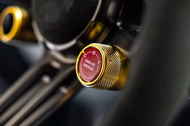 Mẫu xe cũng đã được tăng chiều dài cơ sở thêm 30 mm so với chiếc 993 thông thường và hệ thống treo xương đòn kép đã được lắp đặt ở phía trước.