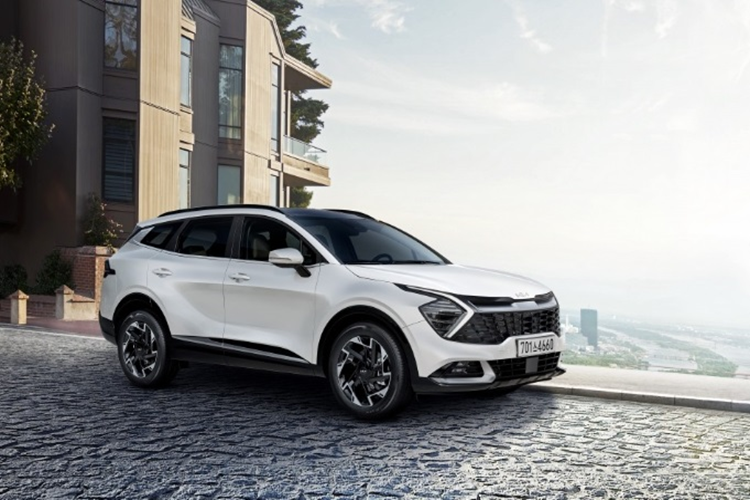 Bên cạnh mẫu xe MPV Kia Carnival, một cái tên khác trong dải sản phẩm nhà Kia là Sportage cũng ghi nhận doanh số tăng trưởng ấn tượng khi bán được 5.815 xe đến tay người tiêu dùng trong tháng 6 vừa qua. Doanh số này giúp Sportage đứng ở vị trí thứ 3 trong top những xe bán chạy nhất tháng tại Hàn Quốc.