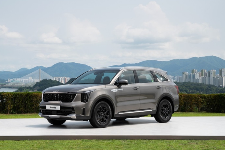Ra mắt phiên bản mới từ tháng 8/2023, kể từ đó đến nay, Kia Sorento luôn duy trì vị trí dẫn đầu toàn thị trường. Tuy nhiên, đến nay, phong độ lại bất ngờ trồi sụt khiến “người anh em” Carnival có cơ hội vươn lên.