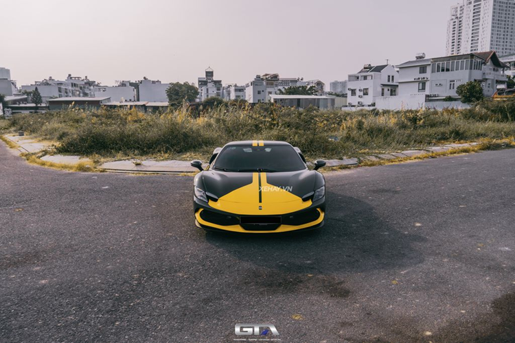 Với mong muốn chiếc xe của mình thêm phần ấn tượng khi xuống phố, chủ sở hữu Ferrari 296 GTB đã dán lại bộ tem cho siêu phẩm nước Ý với điểm nhấn sọc vàng ở đầu, thân và đuôi xe. Được biết, “bộ áo” mới này được lấy cảm hứng từ gói Assetto Fiorano của hãng, do GTA Wrapping thực hiện.