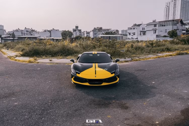 Với mong muốn chiếc xe của mình thêm phần ấn tượng khi xuống phố, chủ sở hữu Ferrari 296 GTB đã dán lại bộ tem cho siêu phẩm nước Ý với điểm nhấn sọc vàng ở đầu, thân và đuôi xe. Được biết, “bộ áo” mới này được lấy cảm hứng từ gói Assetto Fiorano của hãng, do GTA Wrapping thực hiện.