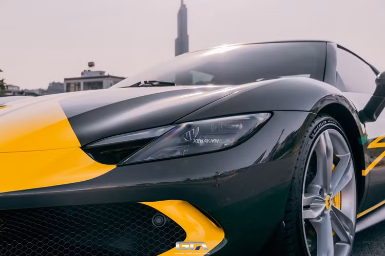 Hệ thống ống xả của 296 GTB được đưa về giữa thân xe và đặt cao hơn, trong khi đèn hậu được thiết kế khá giống với mẫu grand touring Roma.