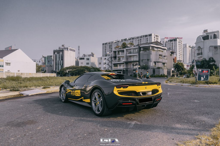 Về truyền động, Ferrari 296 GTB được trang bị động cơ V6 2.9L đứng độc lập đã có công suất 654 mã lực (tỉ lệ 218 mã lực/lít dung tích – cao nhất toàn thị trường). Bổ sung thêm mô tơ điện và công suất toàn hệ thống lên tới 819 mã lực, mô-men xoắn 740 Nm.