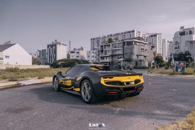 Về truyền động, Ferrari 296 GTB được trang bị động cơ V6 2.9L đứng độc lập đã có công suất 654 mã lực (tỉ lệ 218 mã lực/lít dung tích – cao nhất toàn thị trường). Bổ sung thêm mô tơ điện và công suất toàn hệ thống lên tới 819 mã lực, mô-men xoắn 740 Nm.