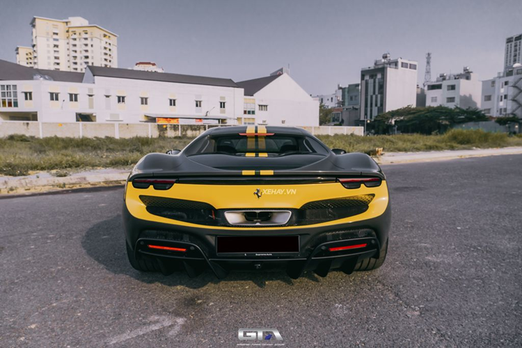 “Sức mạnh” này cho phép Ferrari 296 GTB dễ dàng tăng tốc từ 0-100 km/h chỉ trong 2,9 giây, 200 km/h trong 7,3 giây và đạt giới hạn điện tử ở 330 km/h. Mức giá xe Ferrari 296 GTB chính hãng tại Việt Nam sau khi ra đầy đủ biển số hiện không dưới 24 tỷ đồng.