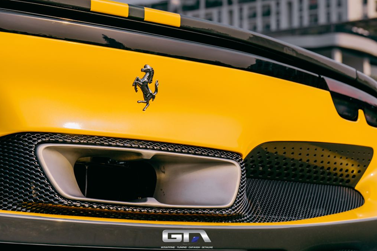 Vô-lăng 3 chấu dạng D-Cut, tích hợp lẫy chuyển số, núm chỉnh chế độ. Hệ thống ghế ngồi dạng ghế đua và được tuỳ chỉnh theo sở thích của chủ nhân.