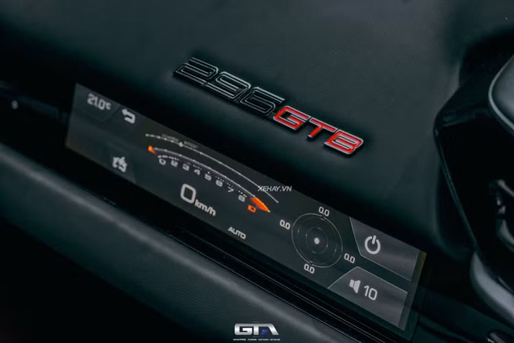 Điểm đáng chú ý là bảng đồng hồ kỹ thuật số kích thước lớn được kéo dài theo chiều ngang được lấy cảm hứng từ dòng xe Ferrari 246 Dino.