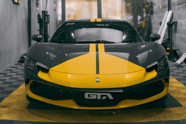 Siêu xe Ferrari 296 GTB có khối lượng khô khoảng 1.470 kg, nặng hơn F8 Tributo khoảng 35 kg. Nguyên bản, chiếc Ferrari 296 GTB trong bài sở hữu màu sơn ngoại thất xám huyền bí.