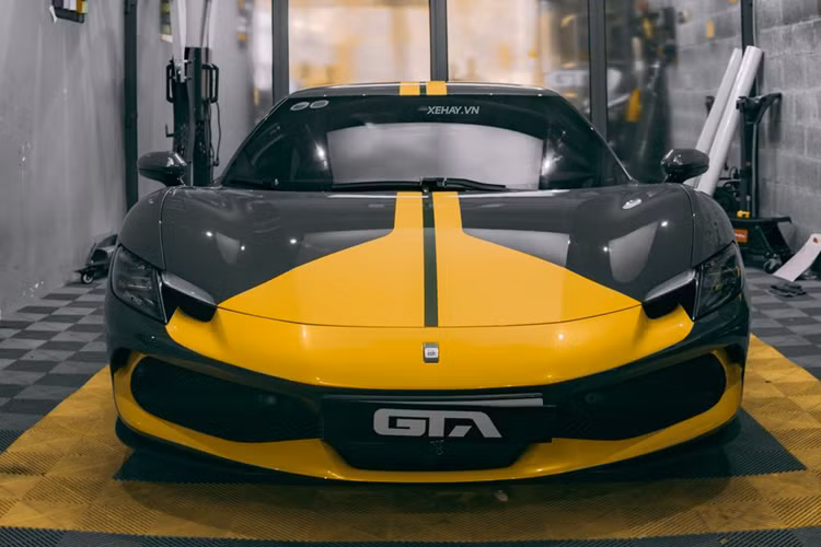 Siêu xe Ferrari 296 GTB có khối lượng khô khoảng 1.470 kg, nặng hơn F8 Tributo khoảng 35 kg. Nguyên bản, chiếc Ferrari 296 GTB trong bài sở hữu màu sơn ngoại thất xám huyền bí.