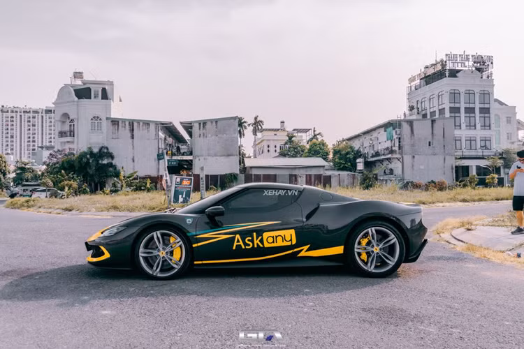 Ferrari 296 GTB có chiều dài tổng thể ngắn hơn F8 Tributo khoảng 46 mm, trong khi đó trục cơ sở được rút ngắn hơn 50 mm, một phần do bố trí động cơ V6 gọn hơn động cơ V8 thường được trang bị trên các mẫu xe "ngựa chồm".