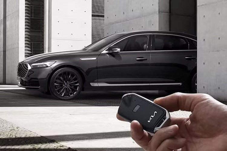 Theo thông tin từ hãng, mẫu sedan hạng sang này được bán ra tại thị trường Hàn Quốc với 3 phiên bản, mức giá xe Kia K9 2024 khởi điểm là 43.800 USD (khoảng 1,1 tỷ đồng) và lên tới 64.200 USD (1,6 tỷ đồng) đối với phiên bản cao cấp nhất.