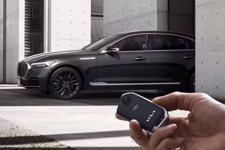 Theo thông tin từ hãng, mẫu sedan hạng sang này được bán ra tại thị trường Hàn Quốc với 3 phiên bản, mức giá xe Kia K9 2024 khởi điểm là 43.800 USD (khoảng 1,1 tỷ đồng) và lên tới 64.200 USD (1,6 tỷ đồng) đối với phiên bản cao cấp nhất.