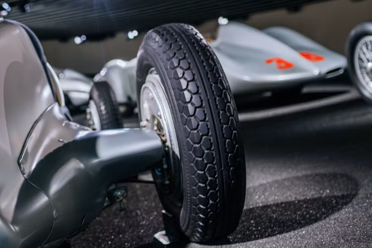 Mẫu xe đã tiếp tục được cải tiến hơn nữa trong quá trình sử dụng trong môn đua xe thể thao cho đến năm 1936. Mẫu xe được xuất hiện lần đầu với động cơ 8 xi-lanh thẳng hàng 3,4 lít tăng áp (M 25 A), công suất lên tới 354 mã lực tại 5.800 vòng/phút. Động cơ M 25 B 4 lít có công suất lên tới 430 mã lực ra đời cùng năm 1934.