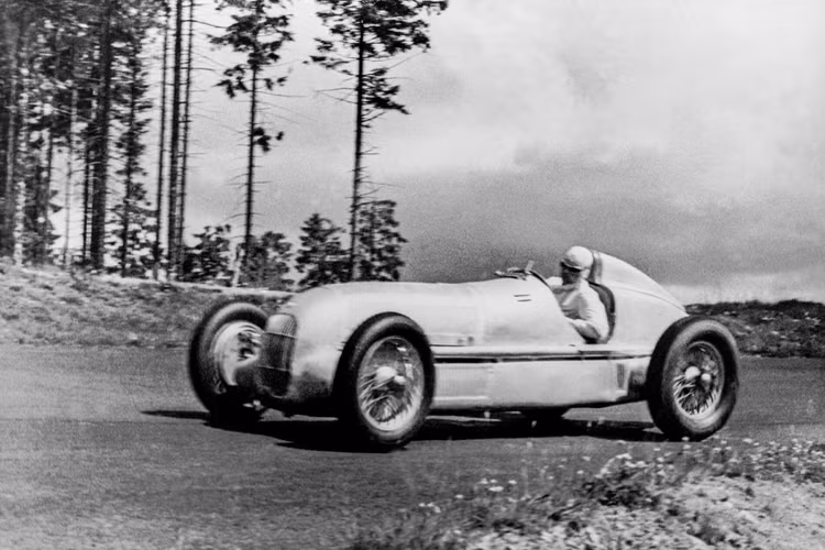 Chiếc Mercedes-Benz W25 mui trần xuất hiện lần đầu trong Cuộc đua Eifel tại Nürburgring vào ngày 3/6/1934. Manfred von Brauchitsch đã giành chiến thắng trong cuộc đua, lập kỷ lục mới với tốc độ trung bình ở mức 122,5 km/h.