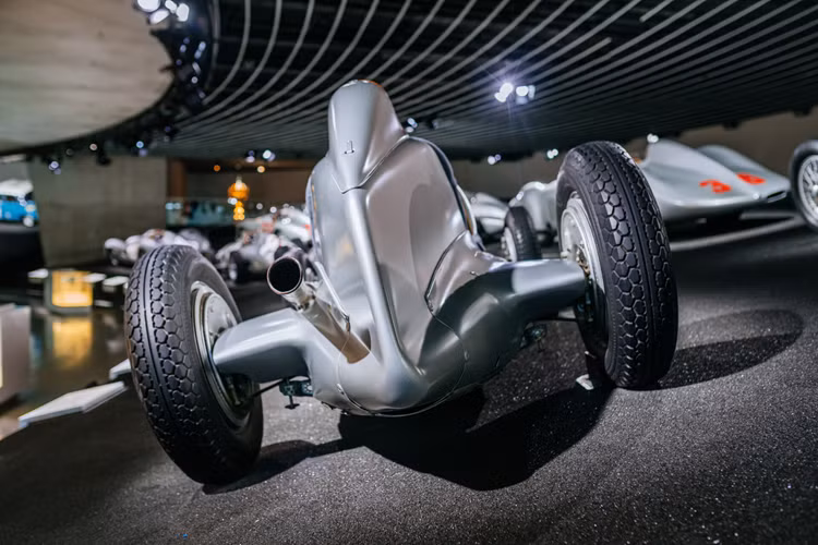 W25 sở hữu thiết kế tối ưu hóa về mặt khí động học với bánh xe lộ ra ngoài. Mẫu xe tượng trưng cho một kỷ nguyên mới của việc chế tạo xe đua tại Mercedes-Benz. Các chi tiết như khung, cần số, bàn đạp và thậm chí cả dây treo của ống xả và các lỗ khoan đã được tinh chỉnh để tiết kiệm trọng lượng.