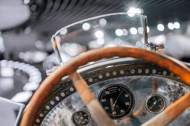 Mẫu xe Mercedes-Benz W25 đời 1934 được thiết kế tối giản với góc nhìn từ buồng lái qua vô lăng lớn, thanh mảnh và qua kính chắn gió nhỏ vào đường đua với. Bảng điều khiển với đồng hồ đo vòng tua máy cộng với đồng hồ đo dầu và nước làm mát được thiết kế một cách tối giản.