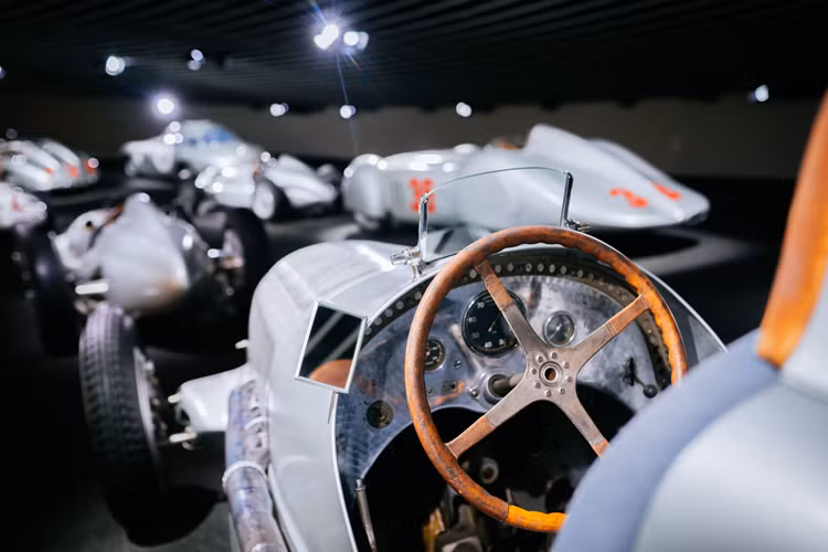 Chính vì vậy mà để giảm trọng lượng của xe, đội ngũ đã tiến hành mài nhẵn lớp sơn trên thân xe, từ đây để lộ ra lớp vỏ nhôm trần trụi và đã đáp ứng hoàn hảo yêu cầu về cắt giảm trọng lượng của ban tổ chức. W25 được phát triển từ năm 1933 như một chiếc xe đua động cơ đặt giữa cổ điển.