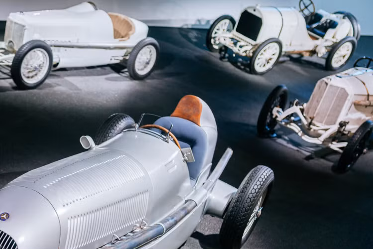 Mẫu xe còn sở hữu thiết kế hệ thống xả chạy dọc bên trái xe từ khoang động cơ đến phần đuôi xe thon gọn, thuôn nhọn rất nhiều. W25 sau đó được thay thế bởi những mẫu xe mũi tên bạc khác vào những năm 1930 và 1950.