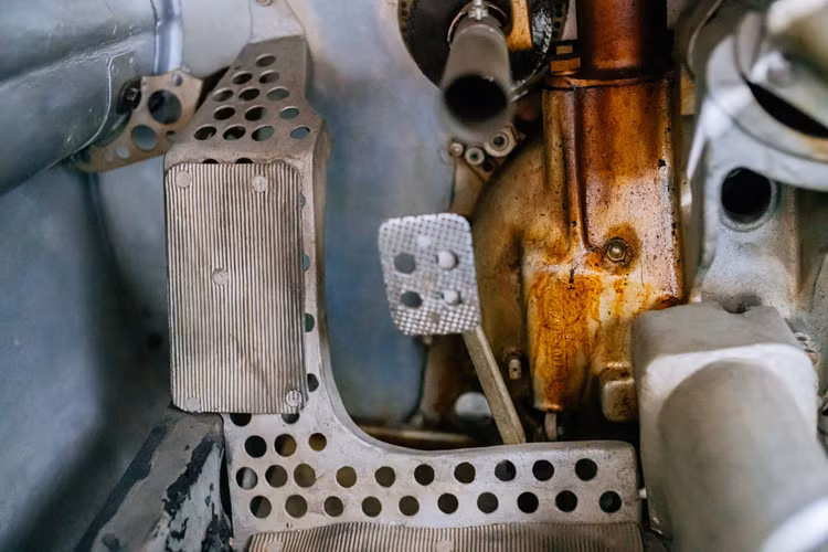 Việc cắt giảm trọng lượng cũng phụ thuộc một phần theo quy định của Grand Prix được tổ chức bảo trợ Association Internationale des Automobile Clubs Reconnus (AIACR) công bố vào năm 1932 quy định rằng trọng lượng khô của xe đua có thể nặng tối đa 750 kg.