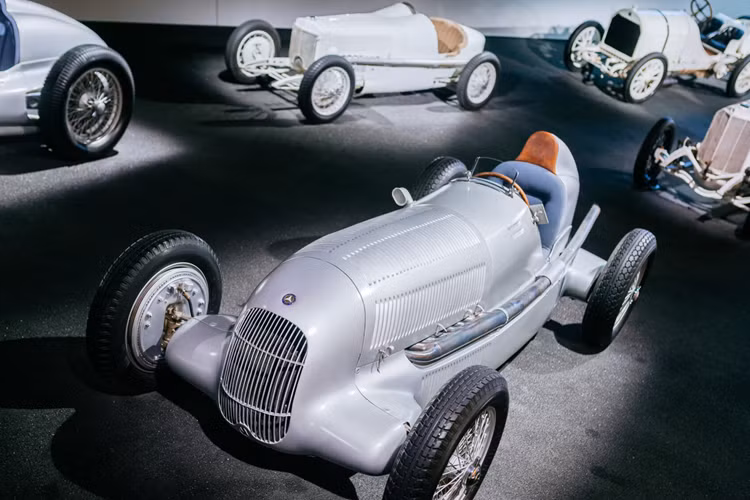 Đây là khởi đầu cho câu chuyện thành công kéo dài đến những chiếc xe đua mới nhất của đội đua Công thức 1 Mercedes-AMG Petronas. Hiện tại, chiếc W25 này hiện đang được trưng bày tại bảo tàng Mercedes-Benz như một ngôi sao trong số nhiều xe đua màu bạc sáng khác của thương hiệu.