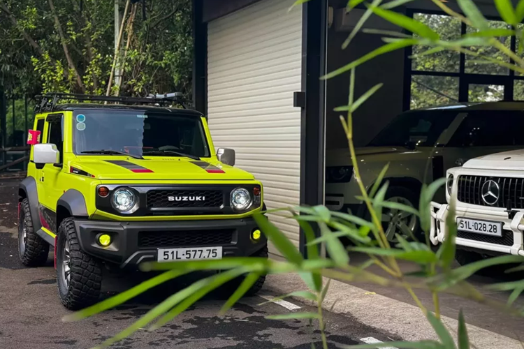 Gần đây, anh Phong đã có chuyến khám phá nhanh đất nước Malaysia trên chiếc xe Land Rover Defender 75th Limited Edition, mà toàn Việt Nam chỉ có đúng 5 chiếc được bán ra.