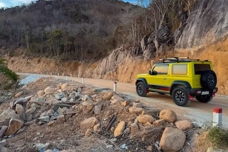 Theo như chia sẻ của anh Ngô Kỳ Phong, 1 người rất thích khám phá các vùng đất mới trên nhiều mẫu xe khác nhau, việc đại gia Bình Dương tậu Suzuki Jimny chỉ đơn giản muốn trải nghiệm chiếc xe đang làm mưa làm gió tại Việt Nam, và cứ xe bánh treo sau là mang về đội.