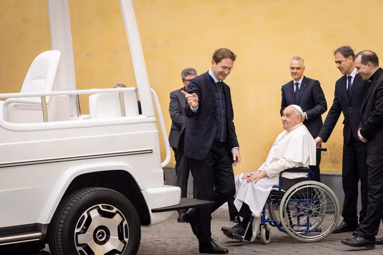 Mặc dù đây là chiếc Popemobile dựa trên G-Class mới nhất nhưng trong quá khứ, Mercedes đã cung cấp xe cho Vatican trong gần 100 năm. Chiếc đầu tiên là chiếc Nürburg 460 Pullman dành cho Giáo hoàng Pius XI, được giao vào năm 1930.
