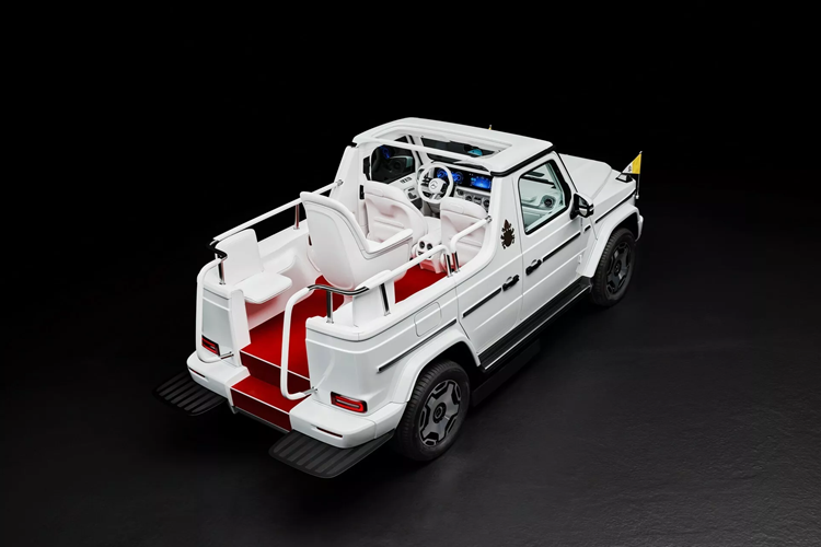 Bên cạnh chiếc ghế giáo hoàng lạ mắt còn có hai chiếc ghế nhỏ nằm phía sau. G-Class cũng có bậc lên xuống phía sau cũng như bệ sau dành cho nhân viên an ninh. Nếu dự báo thời tiết xấu, xe điện Geländewagen có thể được trang bị mui cứng giúp bảo vệ tốt hơn cho Giáo hoàng.