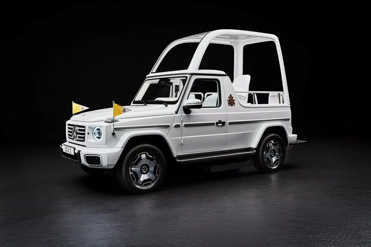 Thương hiệu Mercedes-Benz mới đây đã đem tới Vatican mẫu xe “Popemobile” mới dành cho Giáo hoàng Francis. Chiếc xe Mercedes-Benz G-Class độc nhất vô nhị này được chế tạo dựa trên G580 với công nghệ EQ chạy điện. Đây sẽ là mẫu xe mới nhất trong dòng xe Popemobile dựa trên G-Class, từng được các Giáo hoàng John Paul II, Benedict XVI và Francis sử dụng.