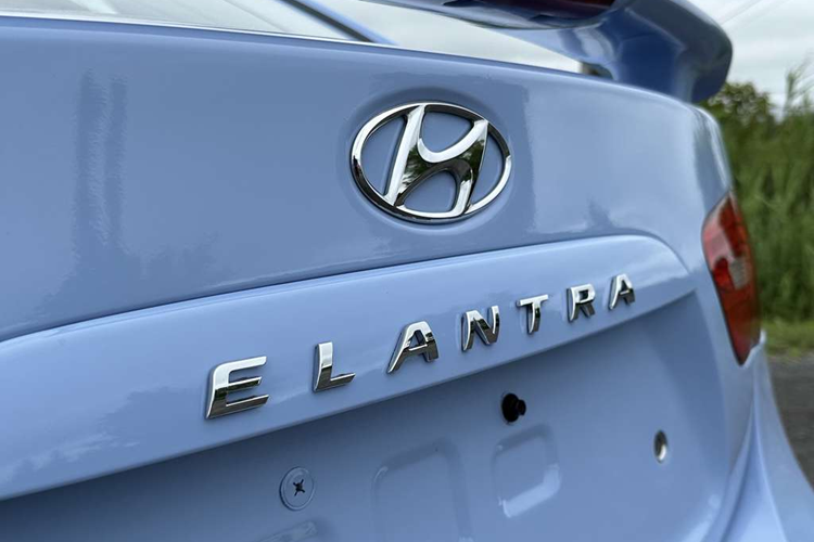 Ngay cả đồng hồ cũng được thiết lập lại sau khi đạt 999.999 km (đây là quãng đường tối đa Elantra đời này có thể hiển thị), tua về 0km. Số "1" được thêm vào trước đồng hồ đo quãng đường để cho thấy chiếc xe này đã đạt hành trình 1 triệu km.