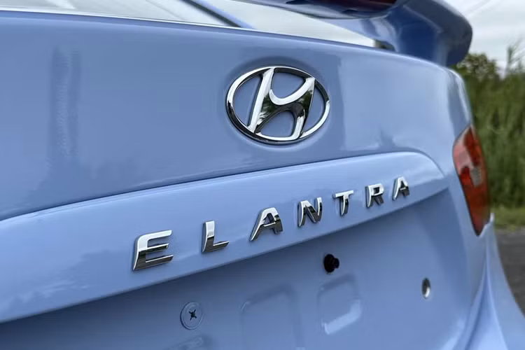 Ngay cả đồng hồ cũng được thiết lập lại sau khi đạt 999.999 km (đây là quãng đường tối đa Elantra đời này có thể hiển thị), tua về 0km. Số "1" được thêm vào trước đồng hồ đo quãng đường để cho thấy chiếc xe này đã đạt hành trình 1 triệu km.