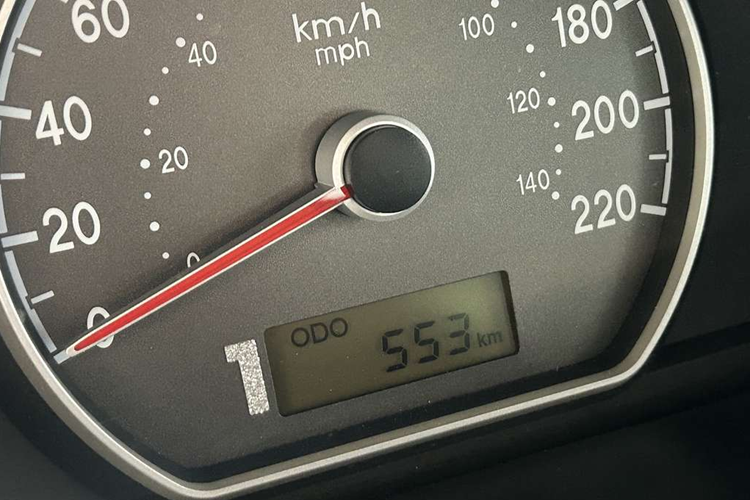 Ở hai bên cửa trước, logo N đã được thêm vào với dòng chữ ''INSPIRED'' bên dưới. Phần ốp thân và cản trước/sau được bổ sung thêm viền đỏ tạo điểm nhấn, đây cũng là một sự tôn vinh tuyệt vời cho thiết kế của Elantra N 2024 hiện tại.