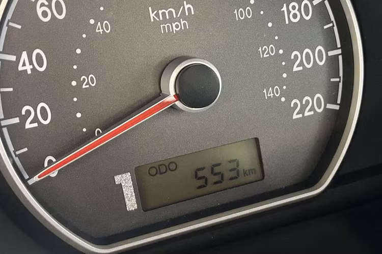 Ở hai bên cửa trước, logo N đã được thêm vào với dòng chữ ''INSPIRED'' bên dưới. Phần ốp thân và cản trước/sau được bổ sung thêm viền đỏ tạo điểm nhấn, đây cũng là một sự tôn vinh tuyệt vời cho thiết kế của Elantra N 2024 hiện tại.