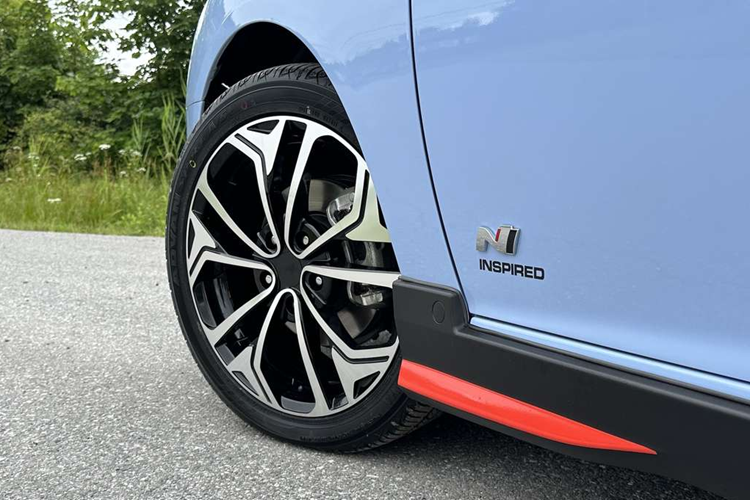 Hyundai Canada sau đó đã tặng Elantra cho chương trình truyền hình Roulez au Suivant để phục chế và chiếc xe sẽ được tặng lại cho một người xem may mắn. Theo đó, hơn 100 bộ phận đã được thay thế, bao gồm cả khối động cơ.