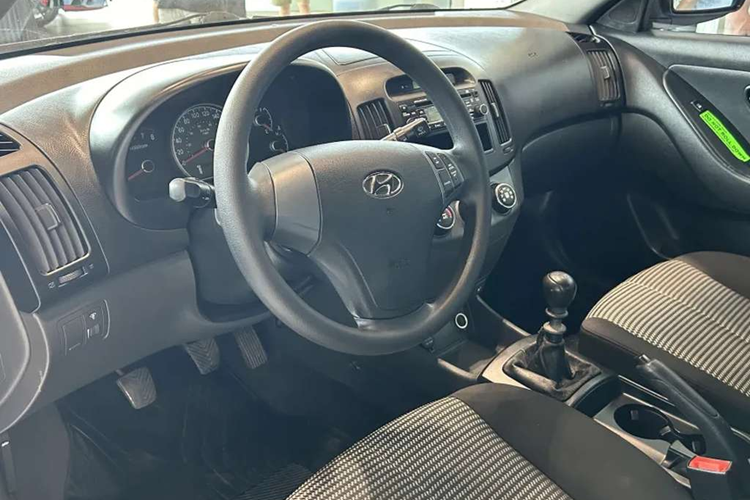 Mặc dù động cơ nguyên bản trên chiếc Elantra này vẫn hoạt động, nhưng nó đã được thay thế để nâng cao trải nghiệm sở hữu cho chủ sở hữu mới. Hiện tại, chiếc Hyundai Elantra đời 2008 này được hoàn thiện với màu sơn ngoại thất xanh lam nhạt - Performance Blue vốn chỉ có trên các mẫu xe từng đoạt giải thưởng trong dòng xe hiệu suất “N” của Hyundai.