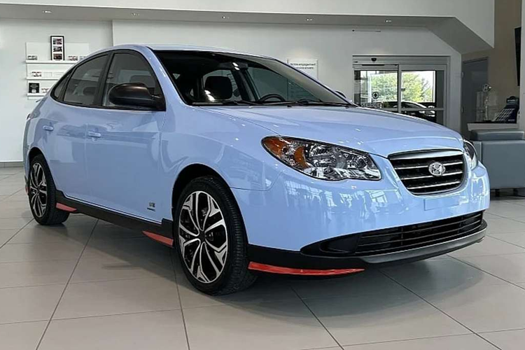 Dự án này là kết quả hợp tác giữa Hyundai Canada và chương trình truyền hình Roulez au Suivant. Chiếc Hyundai Elantra đời 2008 này, ban đầu được Jocelyn Roy mua từ Hyundai Granby vào năm 2011 với ODO khi đó chỉ ở mức 30.000 km và không ai nghĩ rằng chiếc xe này sẽ trở thành chiếc Hyundai có quãng đường đi được cao nhất tại Canada.