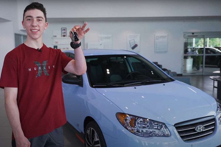 Quá trình phục chế cũng bao gồm cả tân trang nội thất, mặc dù không được cải tiến để hiện đại hơn nhưng nội thất cũng đã được thay mới, đồng thời đồng hồ được tua về 0km (do Elantra đời này chỉ hiển thị tối đa 999.999km).