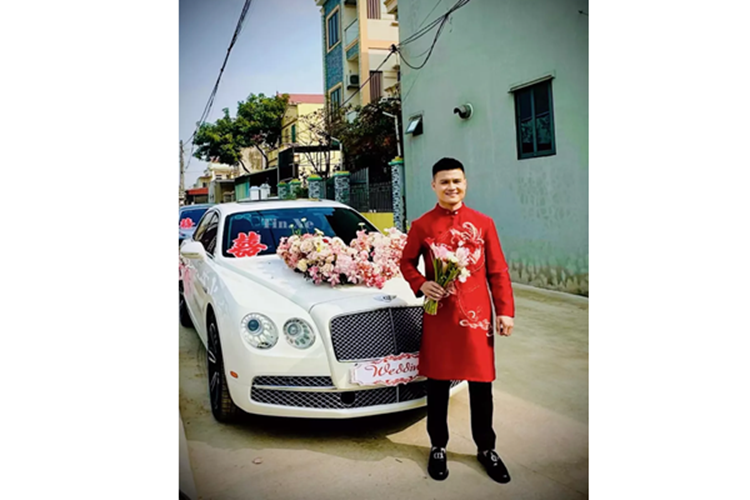 Cụ thể, đó là 1 chiếc xe siêu sang Bentley với ngoại hình giống với bản Flying Spur thế hệ thứ 2, lý do vì sao chúng tôi nói vậy, vì có khá nhiều xe Bentley Continental Flying Spur, tức thế hệ đầu tiên được các showroom nâng cấp body kit bản thế hệ thứ 2 nhìn cho sang mắt, nên rất khó phân biệt.