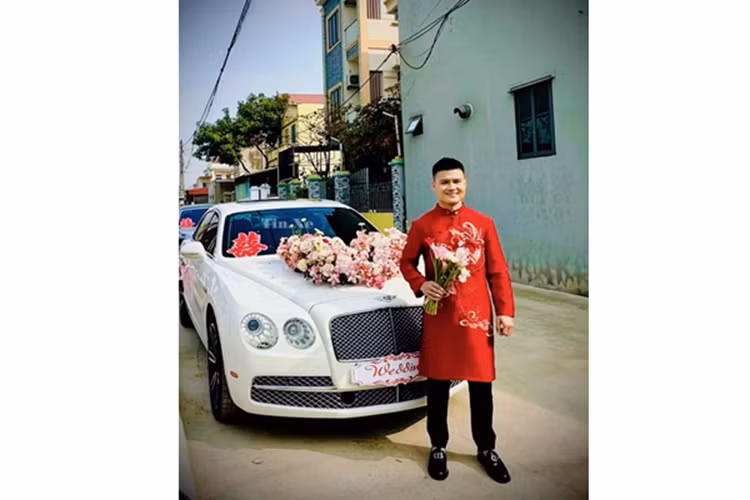 Cụ thể, đó là 1 chiếc xe siêu sang Bentley với ngoại hình giống với bản Flying Spur thế hệ thứ 2, lý do vì sao chúng tôi nói vậy, vì có khá nhiều xe Bentley Continental Flying Spur, tức thế hệ đầu tiên được các showroom nâng cấp body kit bản thế hệ thứ 2 nhìn cho sang mắt, nên rất khó phân biệt.