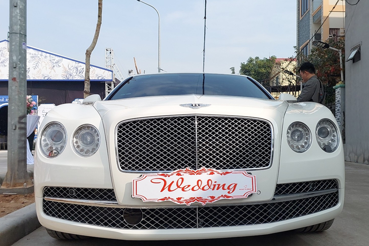 Còn Rolls-Royce Ghost được trang bị động cơ V12, dung tích 6,6 lít, tăng áp kép, cho công suất tối đa 562 mã lực và mô-men xoắn cực đại 780 Nm. Động cơ kết hợp cùng hộp số tự động ZF 8 cấp, nhờ đó, Rolls-Royce Ghost mất khoảng 5 giây để tăng tốc lên 100 km/h từ vị trí xuất phát. Vận tốc tối đa 250 km/h.